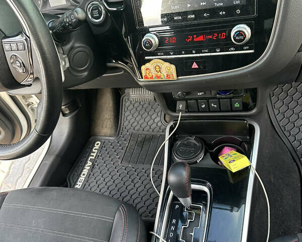 Білий Міцубісі Аутлендер, об'ємом двигуна 3 л та пробігом 42 тис. км за 22000 $, фото 12 на Automoto.ua