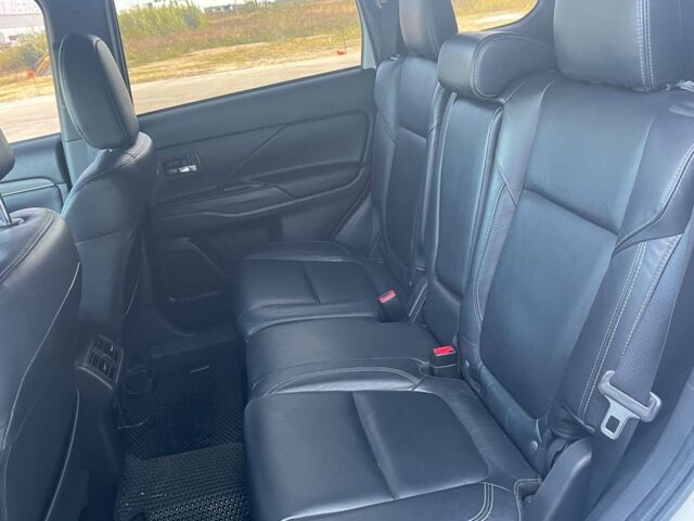 Белый Мицубиси Аутлендер, объемом двигателя 2.4 л и пробегом 120 тыс. км за 18990 $, фото 21 на Automoto.ua