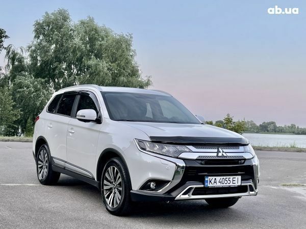 Білий Міцубісі Аутлендер, об'ємом двигуна 2.4 л та пробігом 14 тис. км за 31950 $, фото 2 на Automoto.ua