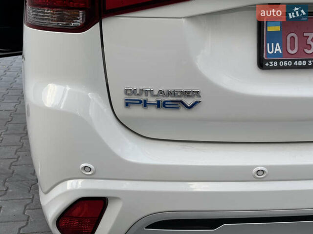 Белый Мицубиси Аутлендер, объемом двигателя 2.36 л и пробегом 189 тыс. км за 25500 $, фото 10 на Automoto.ua