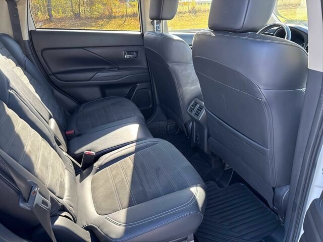 Белый Мицубиси Аутлендер, объемом двигателя 2.4 л и пробегом 44 тыс. км за 5800 $, фото 13 на Automoto.ua