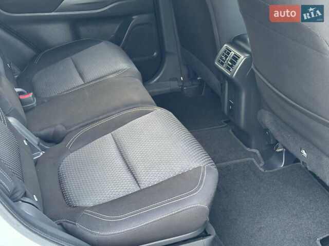 Белый Мицубиси Аутлендер, объемом двигателя 2.36 л и пробегом 189 тыс. км за 25500 $, фото 8 на Automoto.ua