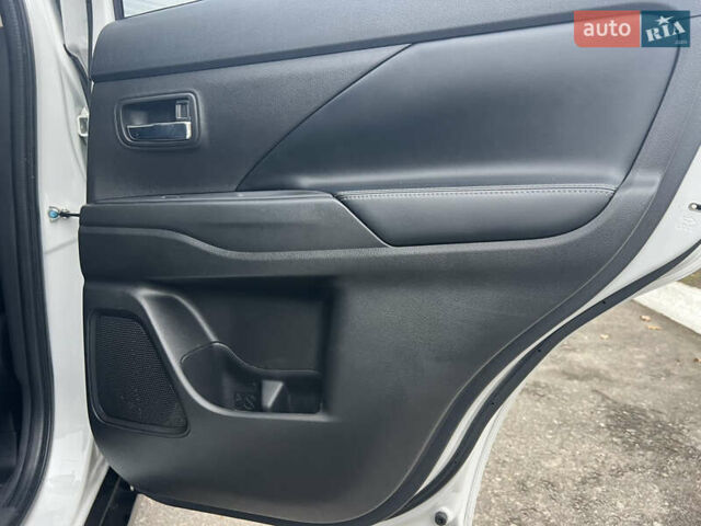 Белый Мицубиси Аутлендер, объемом двигателя 2.36 л и пробегом 59 тыс. км за 25000 $, фото 34 на Automoto.ua