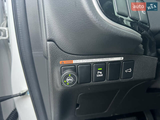 Белый Мицубиси Аутлендер, объемом двигателя 2.36 л и пробегом 59 тыс. км за 25000 $, фото 37 на Automoto.ua