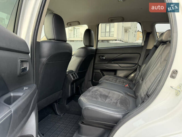 Білий Міцубісі Аутлендер, об'ємом двигуна 2 л та пробігом 52 тис. км за 21500 $, фото 30 на Automoto.ua