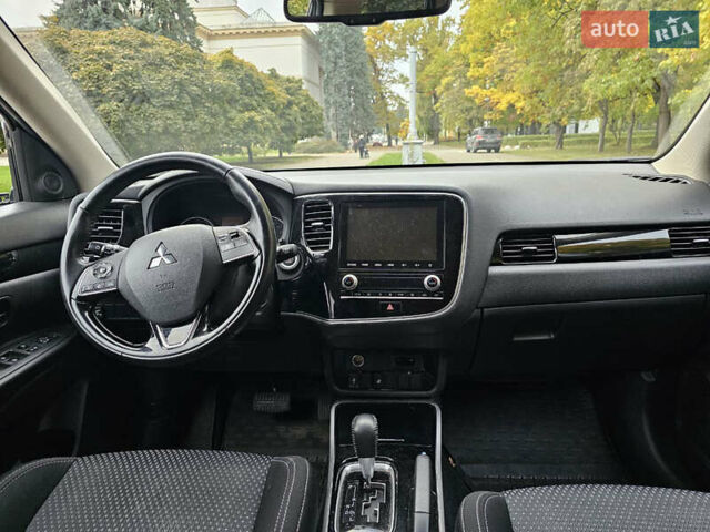 Міцубісі Аутлендер 2020 у Києві на Automoto.ua Білий Міцубісі Аутлендер, об'ємом двигуна 2 л та пробігом 72 тис. км за 17500 $, фото 7 на Automoto.ua