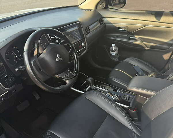 Білий Міцубісі Аутлендер, об'ємом двигуна 2.36 л та пробігом 84 тис. км за 19999 $, фото 8 на Automoto.ua