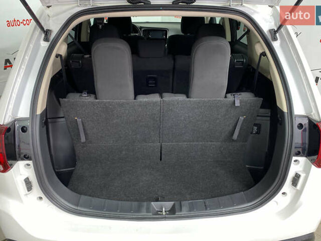 Белый Мицубиси Аутлендер, объемом двигателя 2.36 л и пробегом 39 тыс. км за 18350 $, фото 5 на Automoto.ua