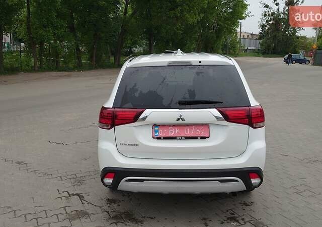 Белый Мицубиси Аутлендер, объемом двигателя 2.36 л и пробегом 40 тыс. км за 18900 $, фото 4 на Automoto.ua