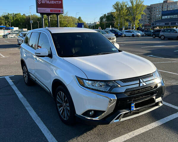 Белый Мицубиси Аутлендер, объемом двигателя 2.36 л и пробегом 110 тыс. км за 19800 $, фото 6 на Automoto.ua