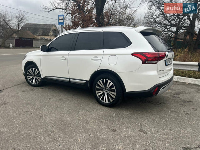 Белый Мицубиси Аутлендер, объемом двигателя 2.36 л и пробегом 59 тыс. км за 25000 $, фото 10 на Automoto.ua