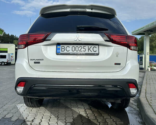 Білий Міцубісі Аутлендер, об'ємом двигуна 3 л та пробігом 42 тис. км за 22000 $, фото 6 на Automoto.ua