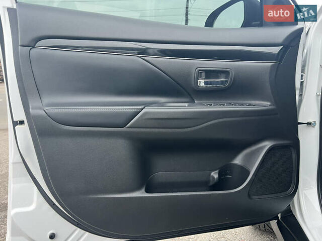 Белый Мицубиси Аутлендер, объемом двигателя 2.36 л и пробегом 59 тыс. км за 25000 $, фото 33 на Automoto.ua