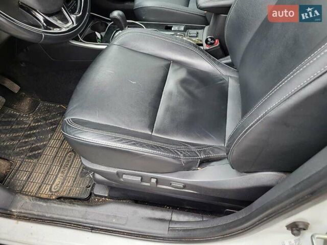 Белый Мицубиси Аутлендер, объемом двигателя 2.36 л и пробегом 55 тыс. км за 28000 $, фото 1 на Automoto.ua