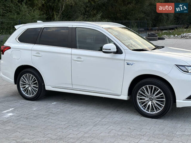 Белый Мицубиси Аутлендер, объемом двигателя 2.36 л и пробегом 189 тыс. км за 25500 $, фото 1 на Automoto.ua
