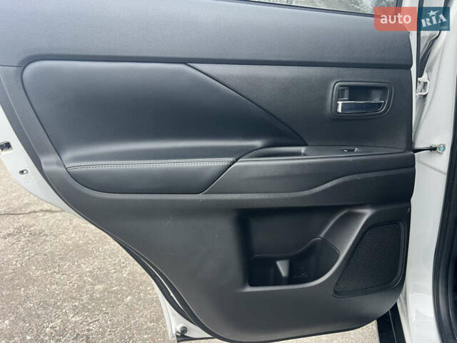 Белый Мицубиси Аутлендер, объемом двигателя 2.36 л и пробегом 59 тыс. км за 25000 $, фото 35 на Automoto.ua