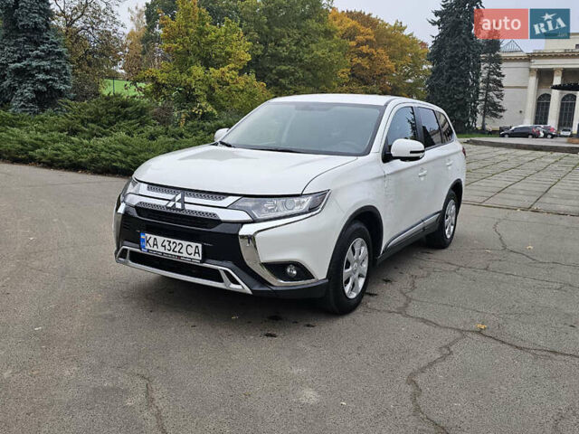 Міцубісі Аутлендер 2020 у Києві на Automoto.ua Білий Міцубісі Аутлендер, об'ємом двигуна 2 л та пробігом 72 тис. км за 17500 $, фото 13 на Automoto.ua