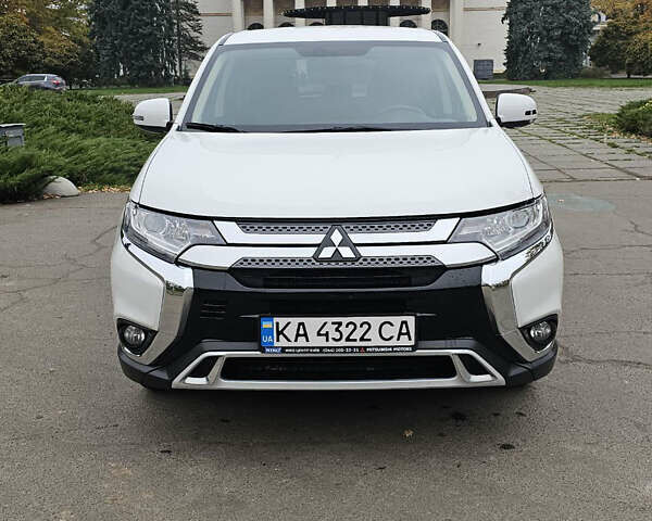 Міцубісі Аутлендер 2020 у Києві на Automoto.ua Білий Міцубісі Аутлендер, об'ємом двигуна 2 л та пробігом 72 тис. км за 17500 $, фото 4 на Automoto.ua
