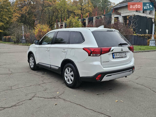 Міцубісі Аутлендер 2020 у Києві на Automoto.ua Білий Міцубісі Аутлендер, об'ємом двигуна 2 л та пробігом 72 тис. км за 17500 $, фото 10 на Automoto.ua