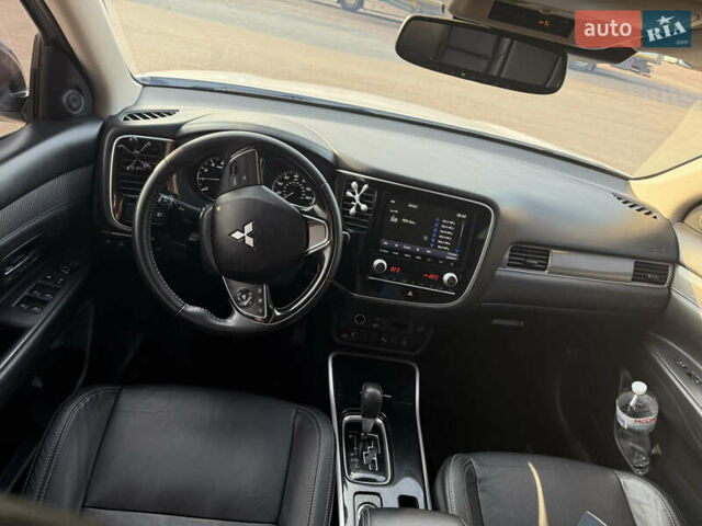 Білий Міцубісі Аутлендер, об'ємом двигуна 2.36 л та пробігом 84 тис. км за 19999 $, фото 7 на Automoto.ua