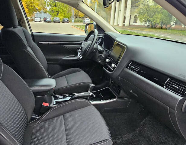 Білий Міцубісі Аутлендер, об'ємом двигуна 2 л та пробігом 74 тис. км за 16500 $, фото 13 на Automoto.ua