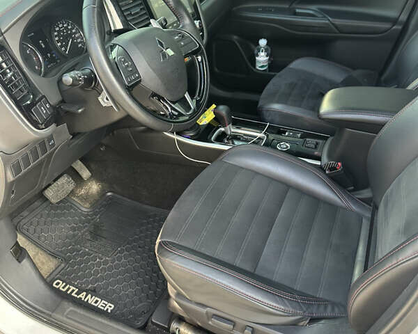 Білий Міцубісі Аутлендер, об'ємом двигуна 3 л та пробігом 42 тис. км за 22000 $, фото 16 на Automoto.ua