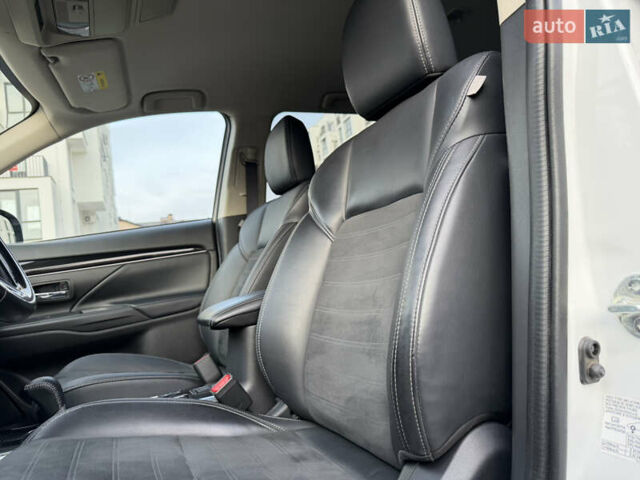 Білий Міцубісі Аутлендер, об'ємом двигуна 2 л та пробігом 52 тис. км за 21500 $, фото 27 на Automoto.ua