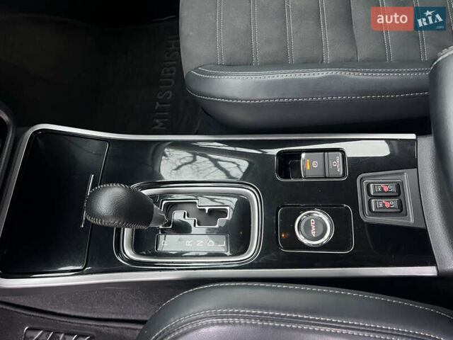 Белый Мицубиси Аутлендер, объемом двигателя 2.36 л и пробегом 59 тыс. км за 25000 $, фото 39 на Automoto.ua