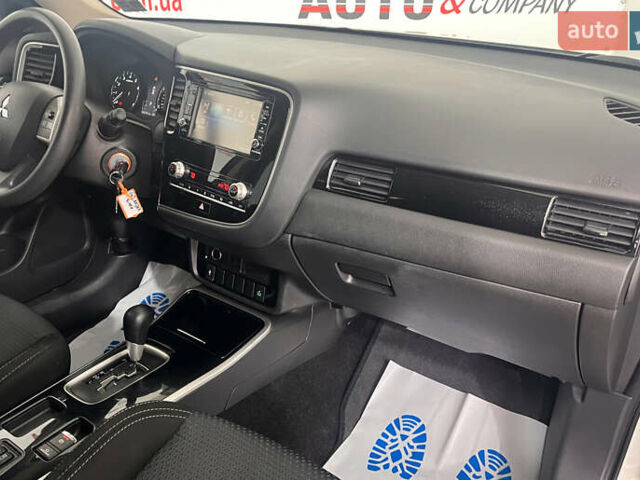 Белый Мицубиси Аутлендер, объемом двигателя 2.36 л и пробегом 39 тыс. км за 18350 $, фото 8 на Automoto.ua