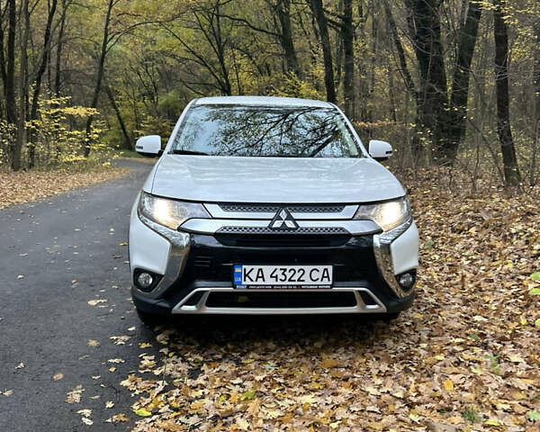 Міцубісі Аутлендер 2020 у Києві на Automoto.ua Білий Міцубісі Аутлендер, об'ємом двигуна 2 л та пробігом 72 тис. км за 17500 $, фото 2 на Automoto.ua