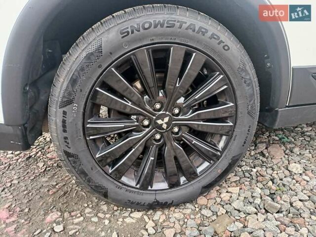 Білий Міцубісі Аутлендер, об'ємом двигуна 2.36 л та пробігом 170 тис. км за 18200 $, фото 5 на Automoto.ua