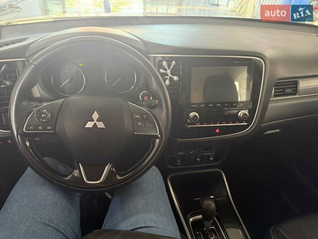 Білий Міцубісі Аутлендер, об'ємом двигуна 2.36 л та пробігом 84 тис. км за 19999 $, фото 16 на Automoto.ua