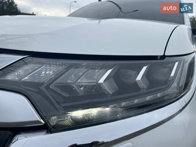 Белый Мицубиси Аутлендер, объемом двигателя 2.36 л и пробегом 59 тыс. км за 25000 $, фото 12 на Automoto.ua