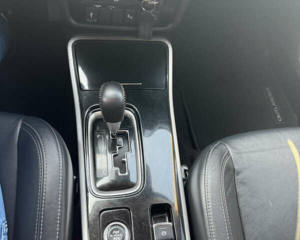 Білий Міцубісі Аутлендер, об'ємом двигуна 2.36 л та пробігом 84 тис. км за 19999 $, фото 3 на Automoto.ua