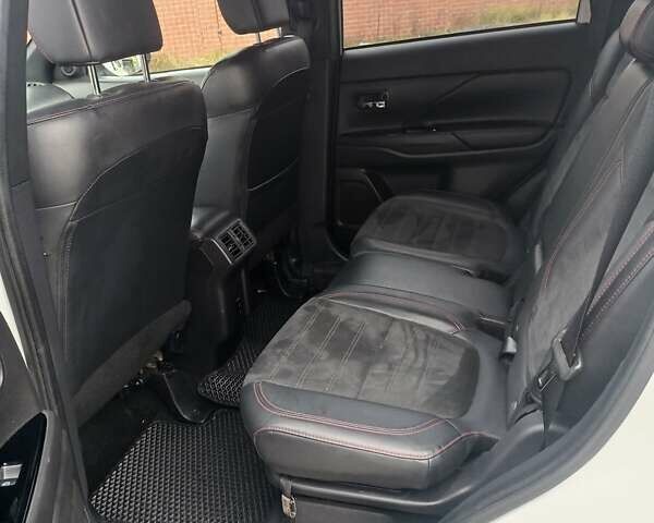 Білий Міцубісі Аутлендер, об'ємом двигуна 2.36 л та пробігом 170 тис. км за 18200 $, фото 14 на Automoto.ua