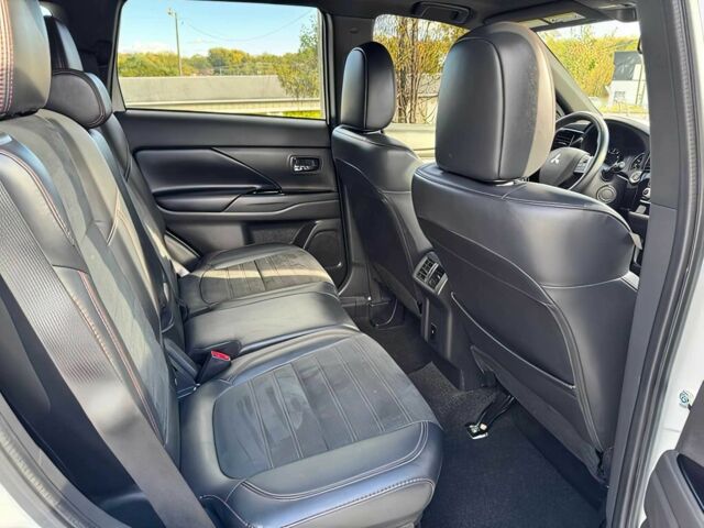 Білий Міцубісі Аутлендер, об'ємом двигуна 2.4 л та пробігом 32 тис. км за 8800 $, фото 11 на Automoto.ua