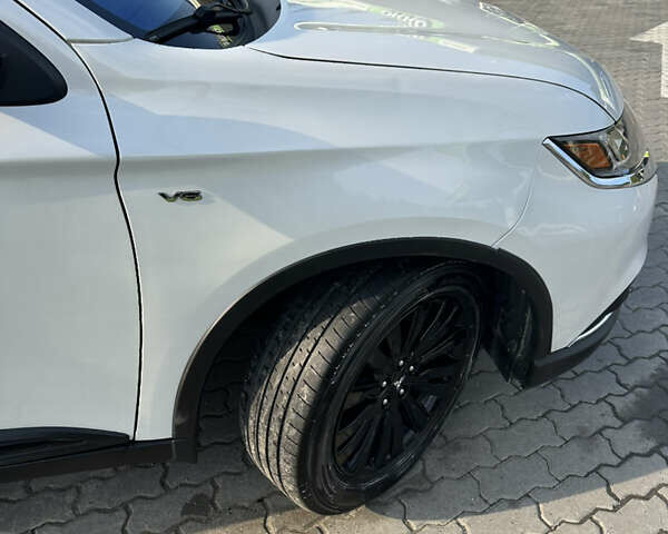 Білий Міцубісі Аутлендер, об'ємом двигуна 3 л та пробігом 42 тис. км за 22000 $, фото 3 на Automoto.ua