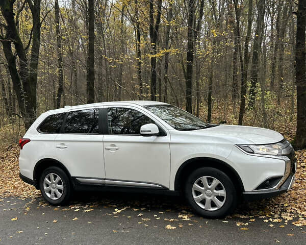 Міцубісі Аутлендер 2020 у Києві на Automoto.ua Білий Міцубісі Аутлендер, об'ємом двигуна 2 л та пробігом 72 тис. км за 17500 $, фото 3 на Automoto.ua