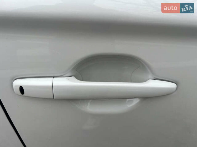 Белый Мицубиси Аутлендер, объемом двигателя 2.36 л и пробегом 59 тыс. км за 25000 $, фото 14 на Automoto.ua