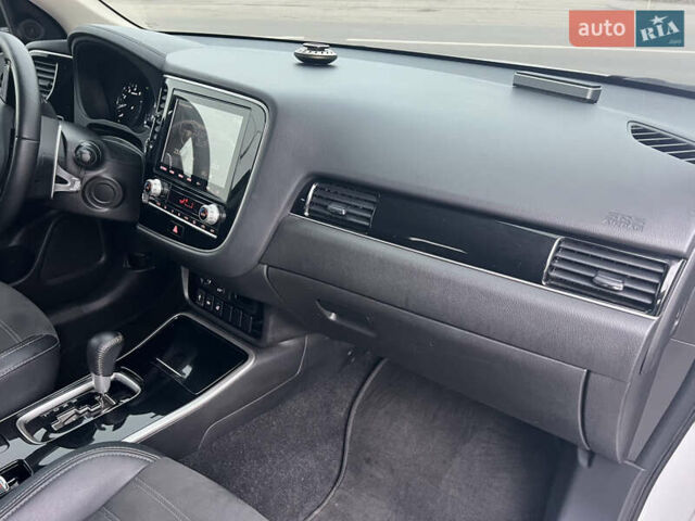 Белый Мицубиси Аутлендер, объемом двигателя 2.36 л и пробегом 59 тыс. км за 25000 $, фото 18 на Automoto.ua