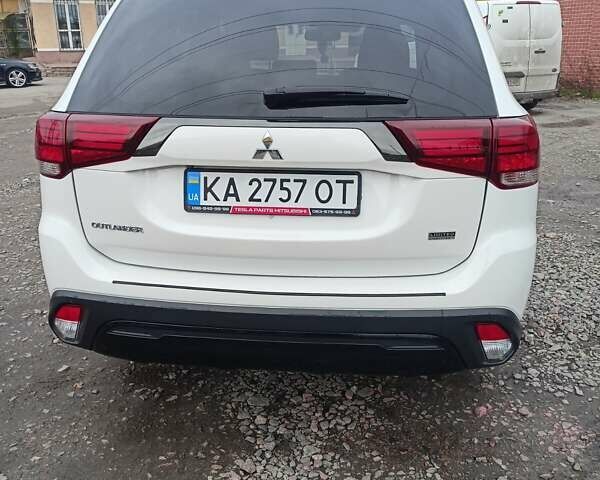 Білий Міцубісі Аутлендер, об'ємом двигуна 2.36 л та пробігом 170 тис. км за 18200 $, фото 1 на Automoto.ua