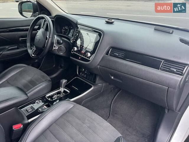 Белый Мицубиси Аутлендер, объемом двигателя 2.36 л и пробегом 59 тыс. км за 25000 $, фото 20 на Automoto.ua