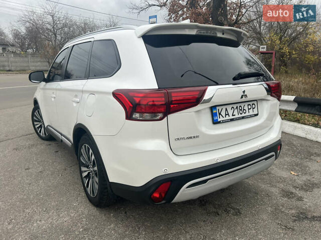 Белый Мицубиси Аутлендер, объемом двигателя 2.36 л и пробегом 59 тыс. км за 25000 $, фото 6 на Automoto.ua