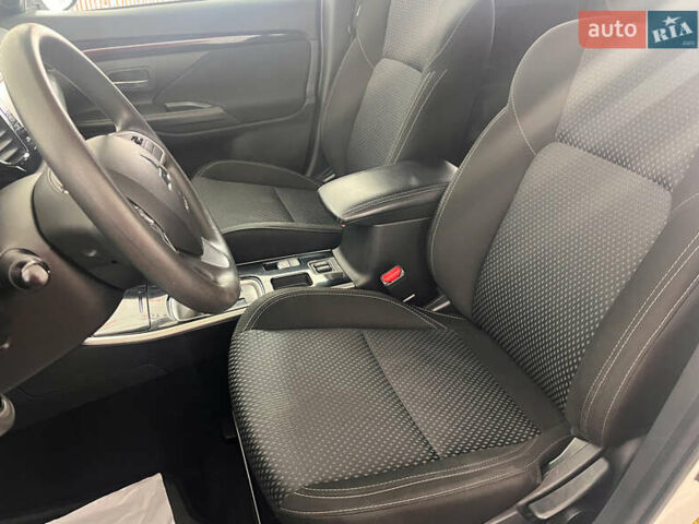 Белый Мицубиси Аутлендер, объемом двигателя 2.36 л и пробегом 39 тыс. км за 18350 $, фото 7 на Automoto.ua