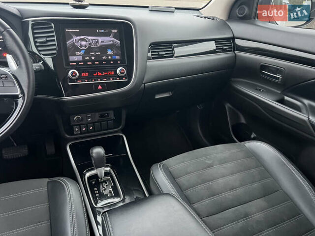 Белый Мицубиси Аутлендер, объемом двигателя 2.36 л и пробегом 59 тыс. км за 25000 $, фото 22 на Automoto.ua