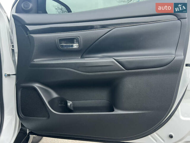 Белый Мицубиси Аутлендер, объемом двигателя 2.36 л и пробегом 59 тыс. км за 25000 $, фото 32 на Automoto.ua