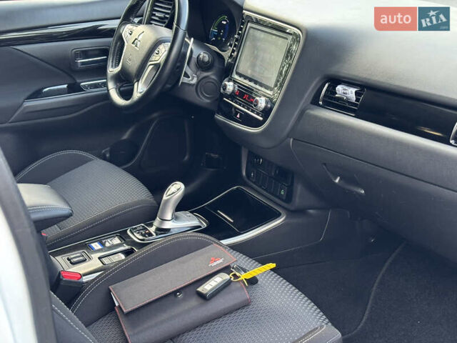 Белый Мицубиси Аутлендер, объемом двигателя 2.36 л и пробегом 189 тыс. км за 25500 $, фото 7 на Automoto.ua