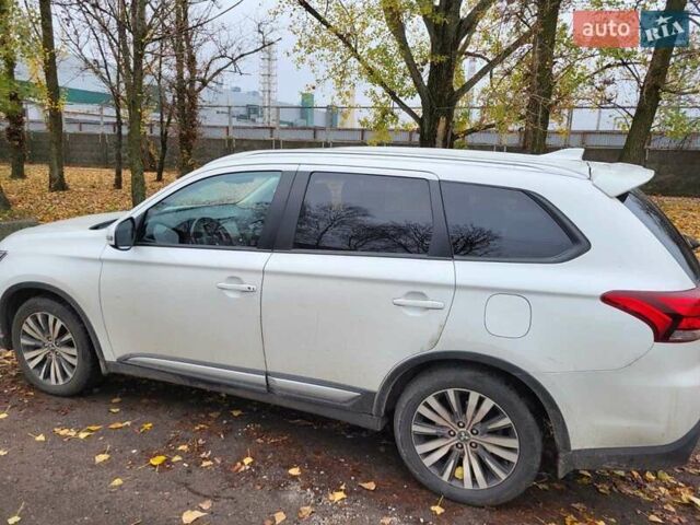 Белый Мицубиси Аутлендер, объемом двигателя 2.36 л и пробегом 55 тыс. км за 28000 $, фото 8 на Automoto.ua