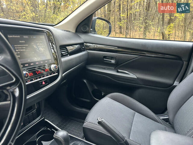 Міцубісі Аутлендер 2020 у Києві на Automoto.ua Білий Міцубісі Аутлендер, об'ємом двигуна 2 л та пробігом 72 тис. км за 17500 $, фото 14 на Automoto.ua