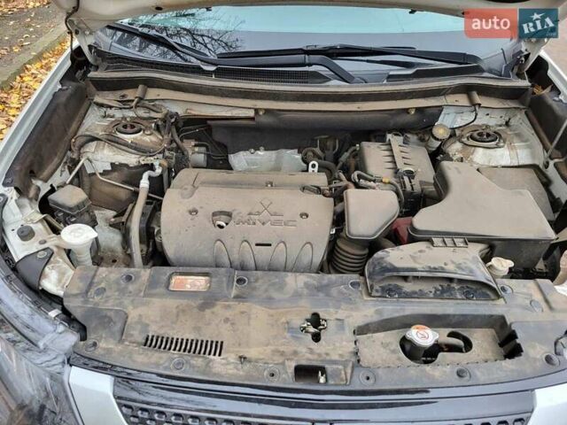 Белый Мицубиси Аутлендер, объемом двигателя 2.36 л и пробегом 55 тыс. км за 28000 $, фото 6 на Automoto.ua